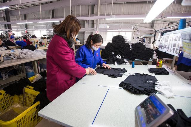 大姐組建5個班組，工人月工資可達6000元 臨時變身口罩工服裝廠復工復產紀實